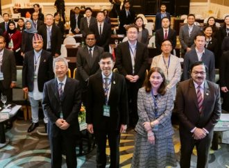 Change in leadership in APRACA: (Left) Agricultural Development Bank of China is handing over the Chairmanship Plaque to Bank for Agriculture and Agricultural Cooperatives (BAAC), Thailand and Vice Chairmanship to Bangko Sentral ng Pilipinas (BSP), Philippines.