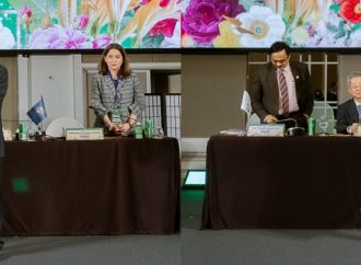 Change in leadership in APRACA: (Left) Agricultural Development Bank of China is handing over the Chairmanship Plaque to Bank for Agriculture and Agricultural Cooperatives (BAAC), Thailand and Vice Chairmanship to Bangko Sentral ng Pilipinas (BSP), Philippines.